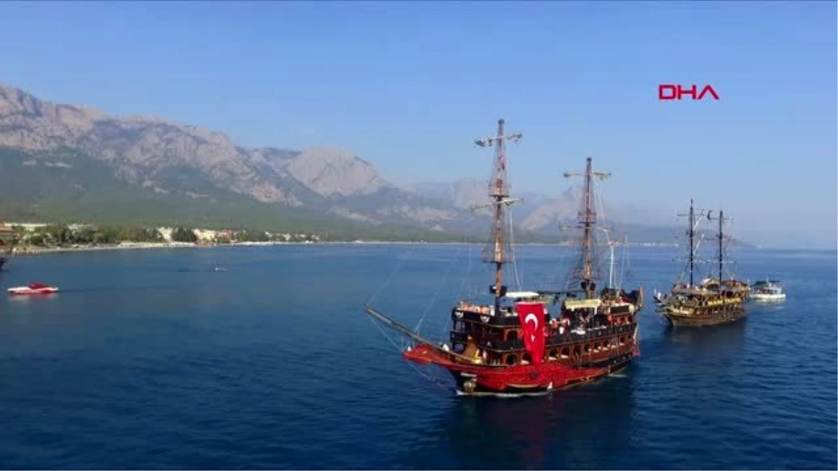 Antalya cumhuriyet bayramı\'nda denizi kırmızı beyaza boyadılar
