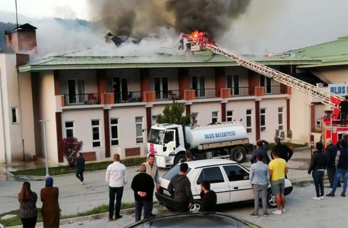 Bartın\'da otel çatısında çıkan yangın paniğe neden oldu