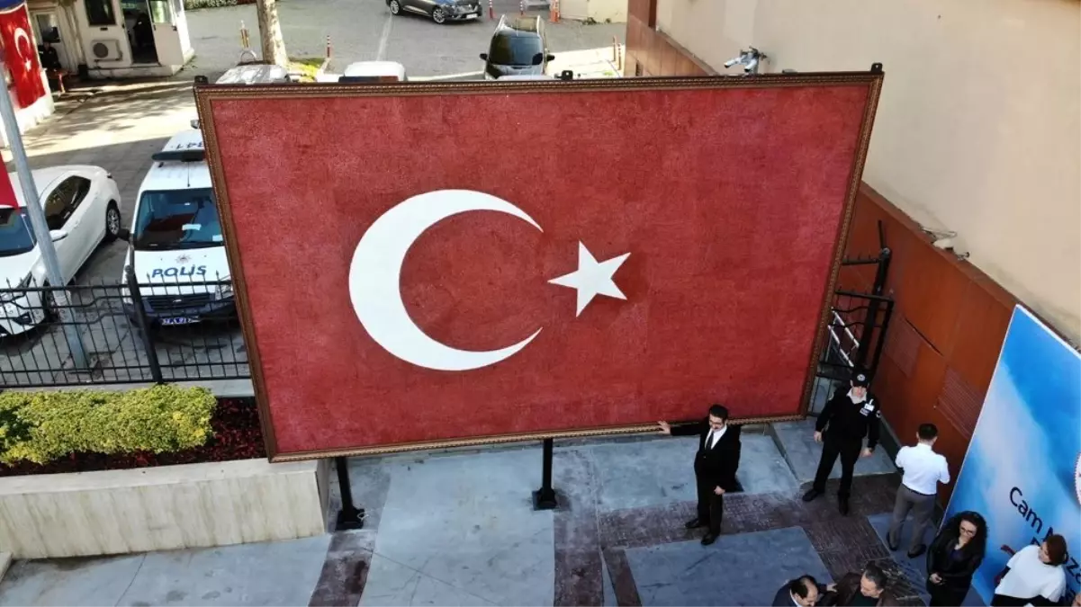 Cam mozaiğinden yapılan dev Türk Bayrağı havadan görüntülendi