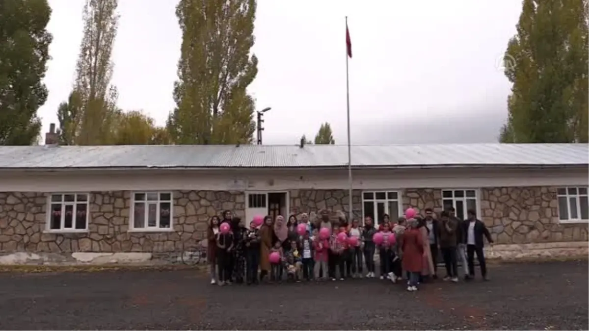 Cumhuriyet Bayramı\'nda açtıkları kütüphane ile çocukların yüzü güldü