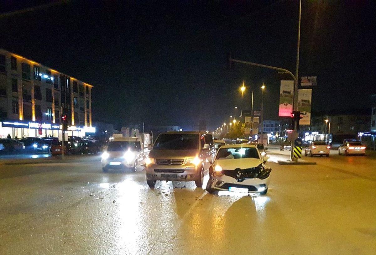 Düzce\'de iki ayrı kazada 7 kişi yaralandı