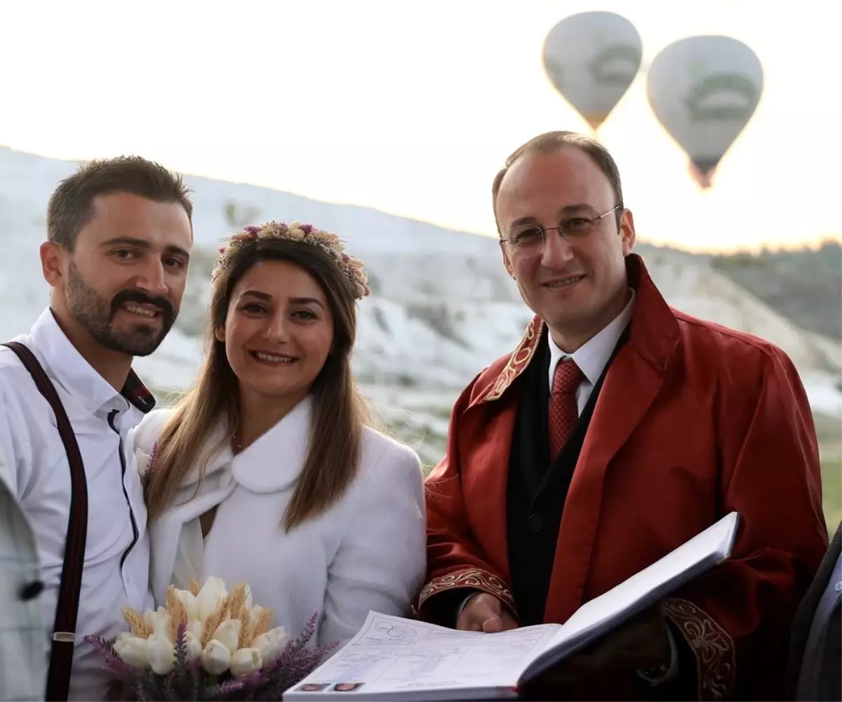 Gökyüzünde sıcak hava balonunda nikah töreni