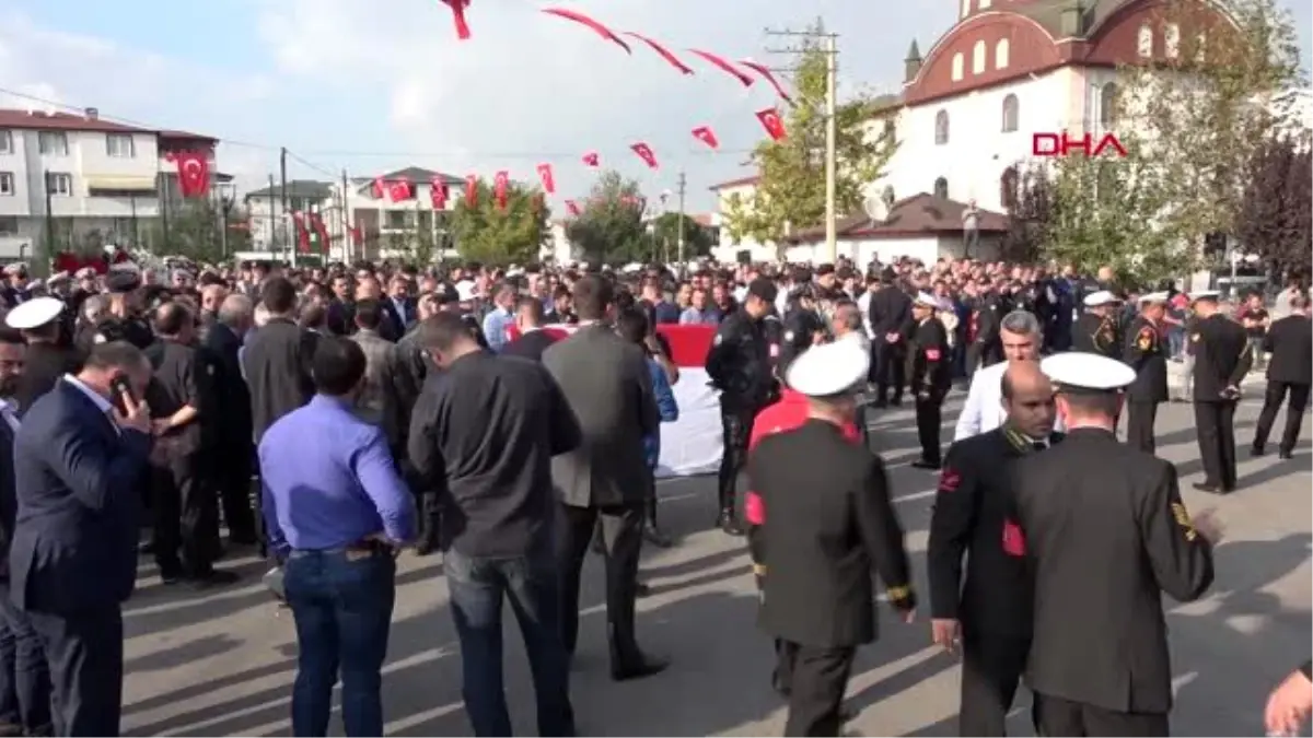 Kocaeli şehit oğlunun türk bayrağına sarılı tabutunu öptü