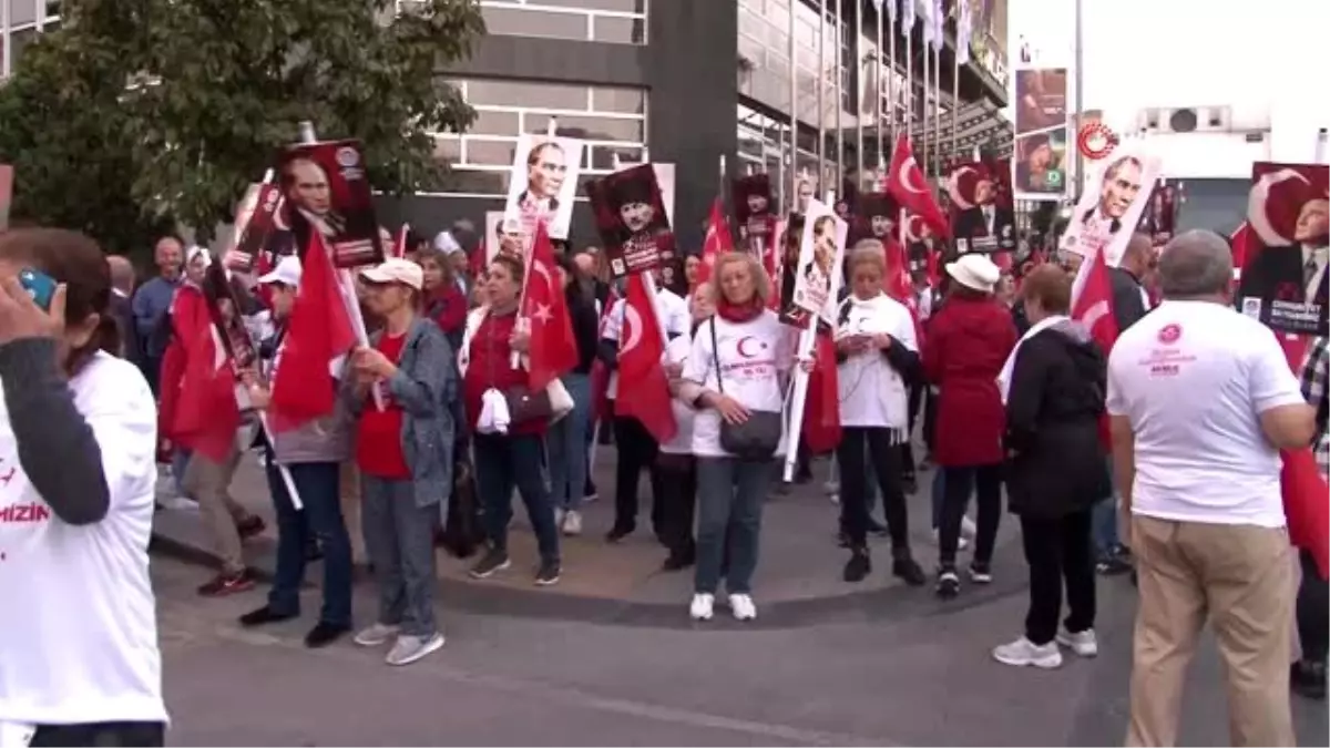 Maltepe\'deki Cumhuriyet yürüyüşüne binlerce vatandaş katıldı