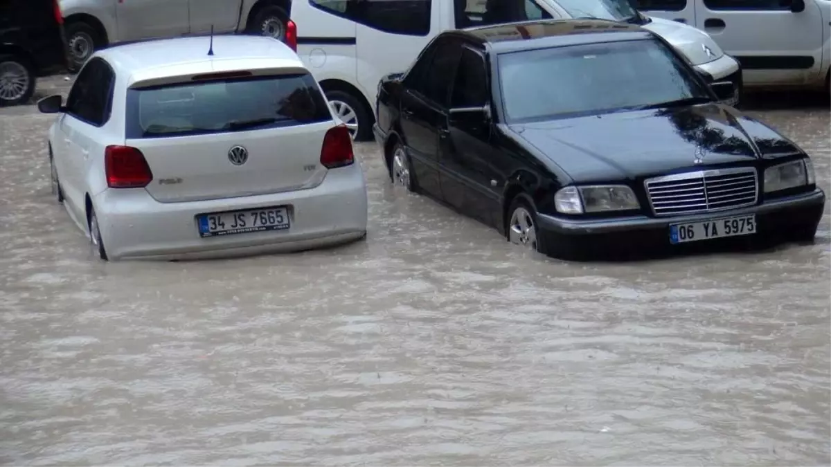 Mardin\'de sağanak yağış etkili oldu, yollar göle döndü!