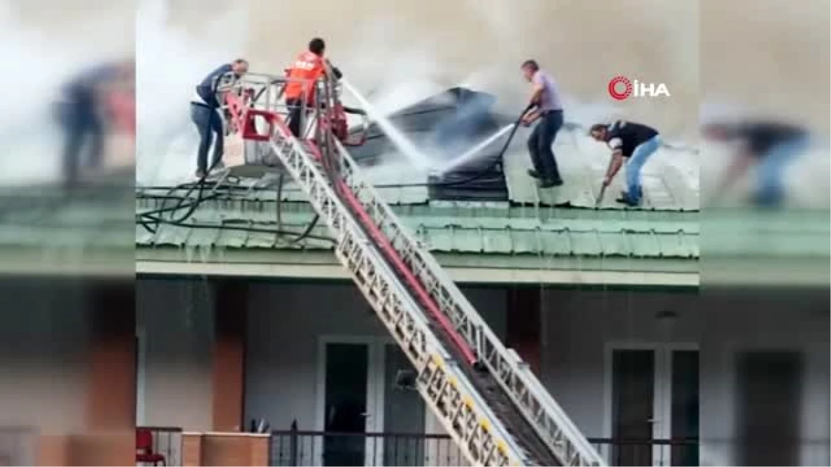 Otel çatısında yangın paniği...Çatıdan yükselen dumanlar gökyüzünü sardı