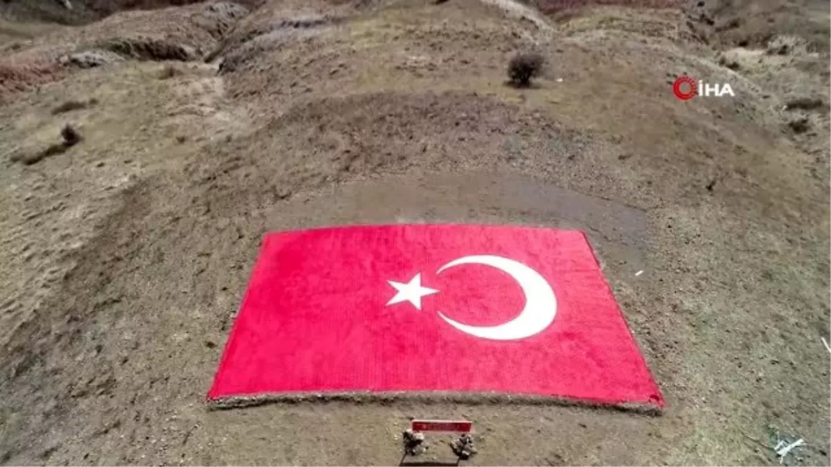 Parke taşlarından 250 metrekarelik Türk bayrağı