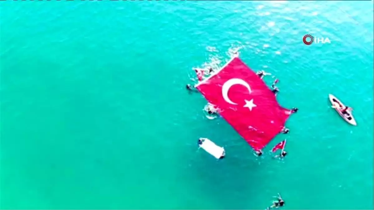 Akdeniz sularında dev Türk bayrağı ve asker selamı