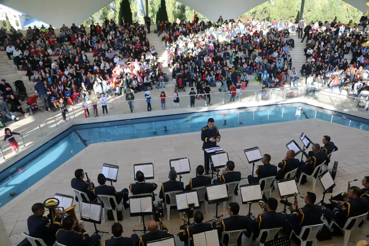 Askeri bando konserine büyük ilgi