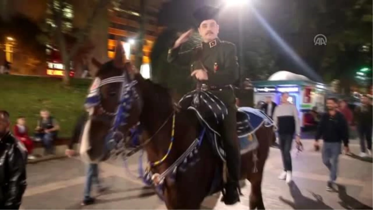 Atla şehir meydanında gezip Atatürk\'ü canlandırdı