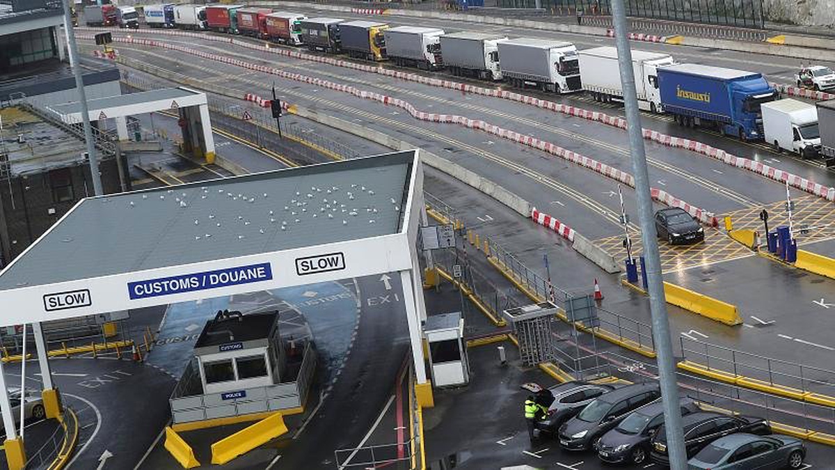 Belçika\'da soğutuculu TIR\'da 12 kaçak göçmen bulundu