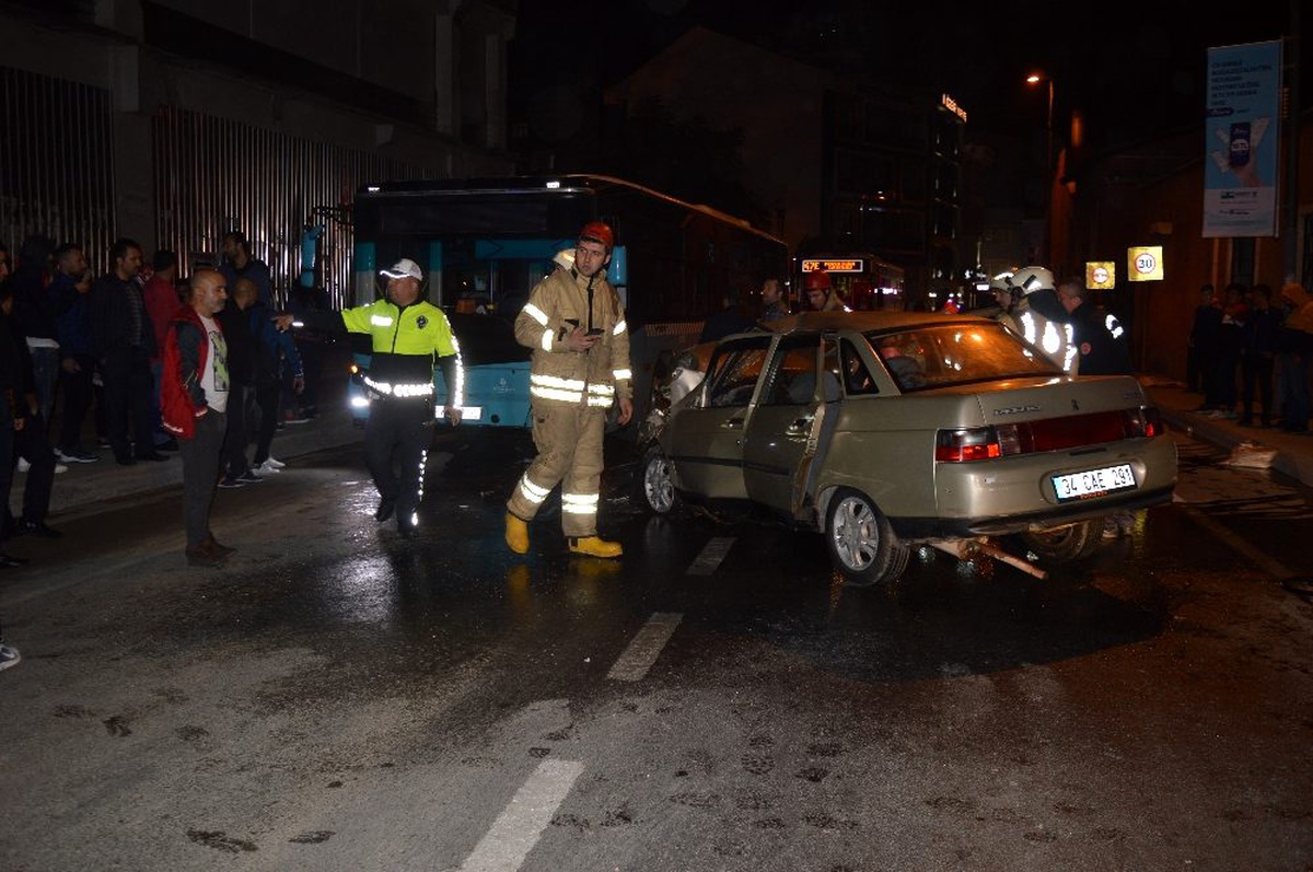 Beyoğlu\'nda halk otobüsü ile otomobil çarpıştı: 1 yaralı