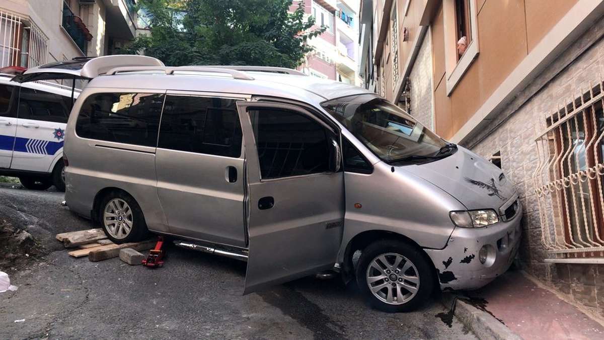 Binaya çarpan minibüs vatandaşları korkuttu