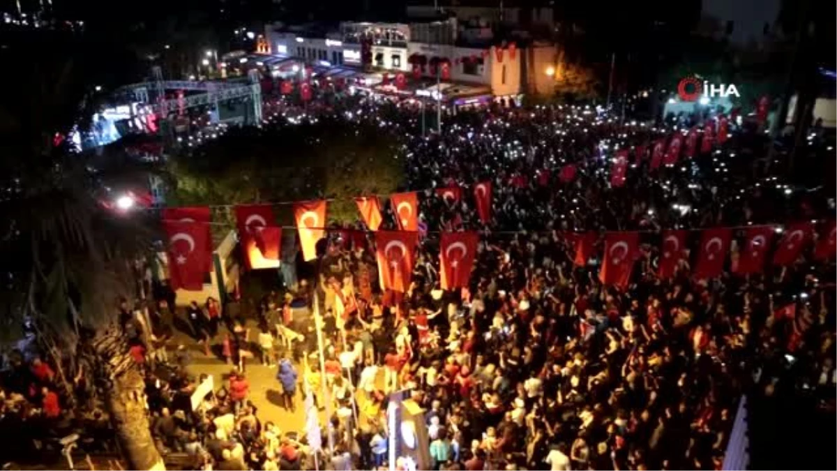 Bodrum\'da binler sokağa döküldü, dev Türk bayrağı denizde dalgalandı