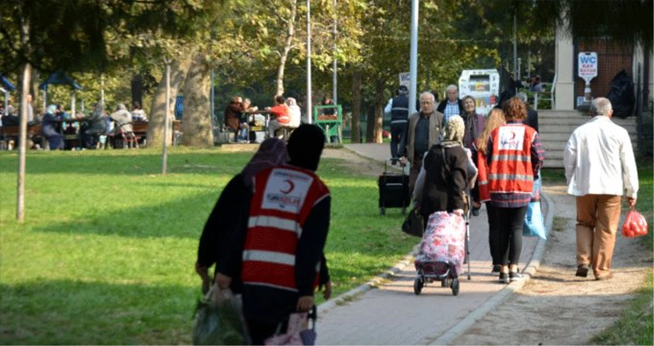 Bursa\'da Kızılaylı gençler, pazardan alışveriş yapan yaşlıların eşyalarını evine kadar taşıdı