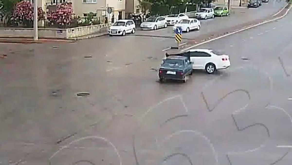 Çanakkale\'deki trafik kazaları mobese kameralarına yansıdı