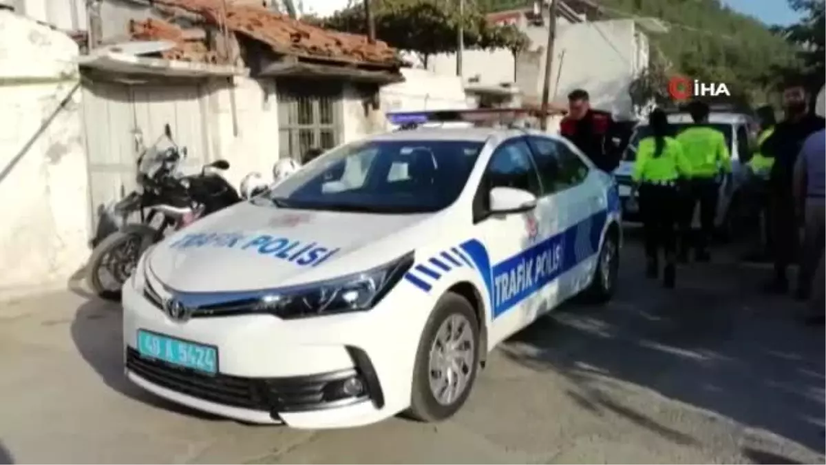 Dur ihtarı yapan polise çarptı