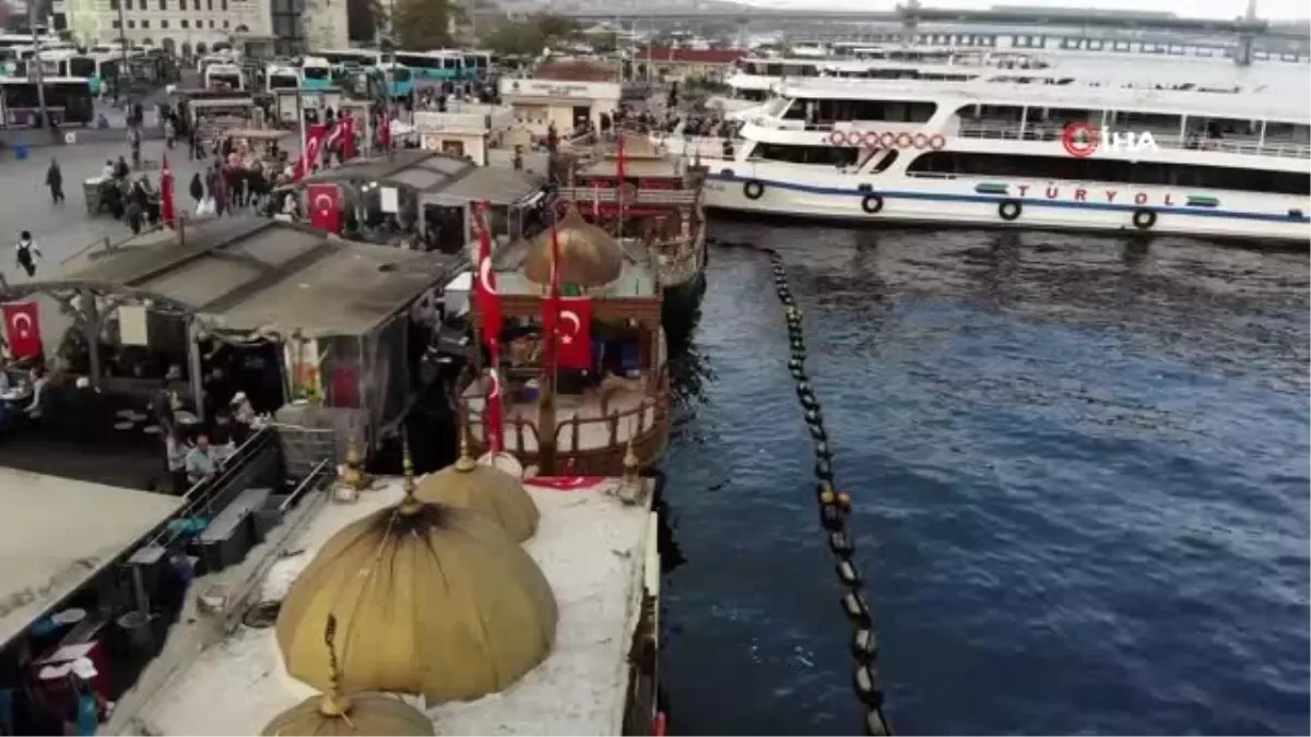 Kaldırılması planlanan Eminönü\'ndeki balık-ekmek tekneleri havadan görüntülendi