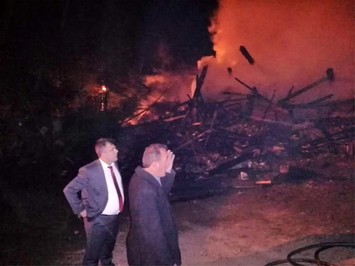 Kastamonu\'da iki katlı ev kül oldu, 5 ton sarımsak yandı