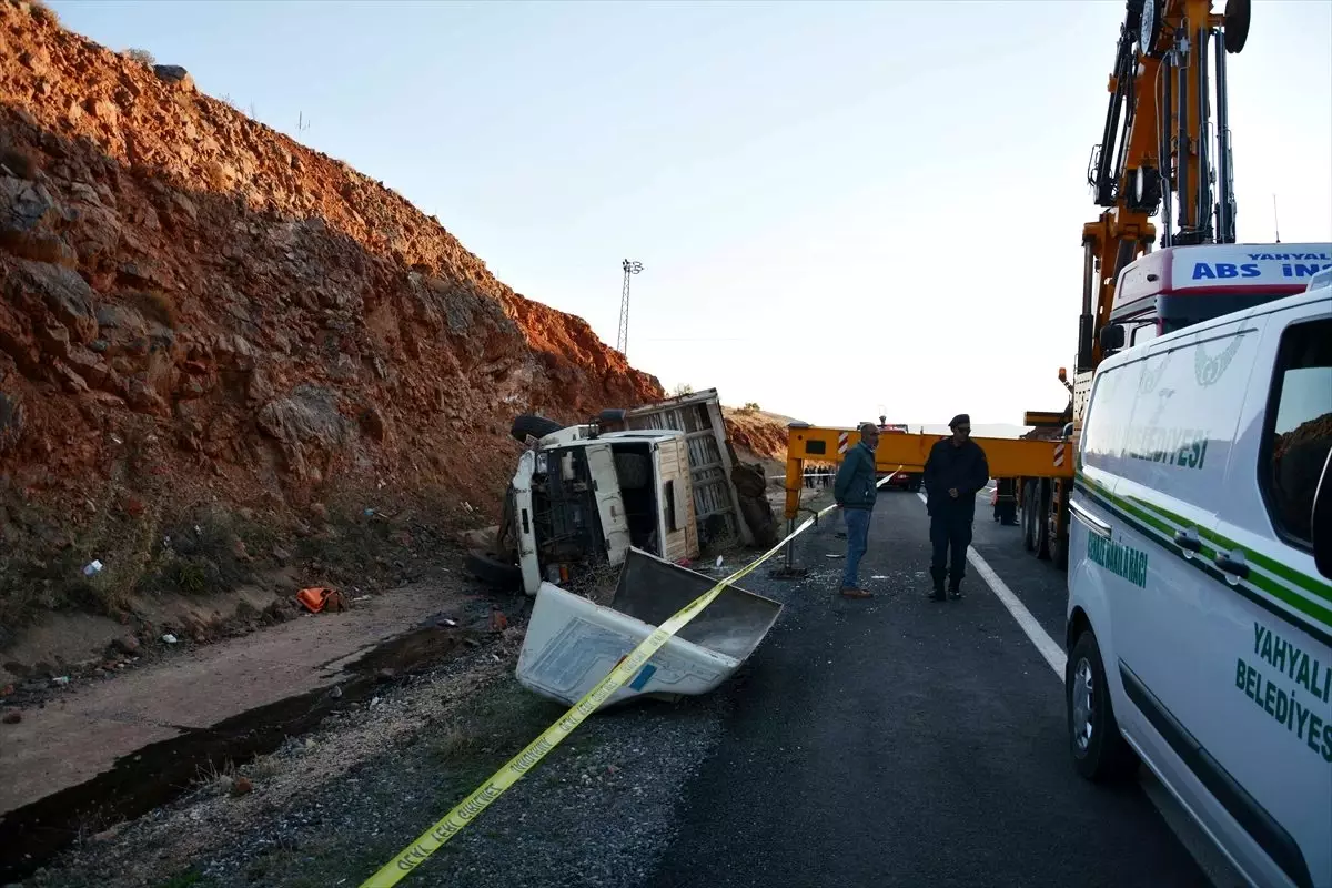 Kayseri\'de devrilen kamyonun sürücüsü öldü