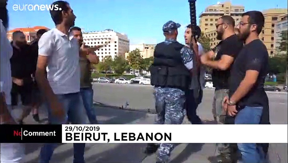 Lübnan\'da Hizbullah destekçileri hükümet karşıtı protestocular arasında gerginlik