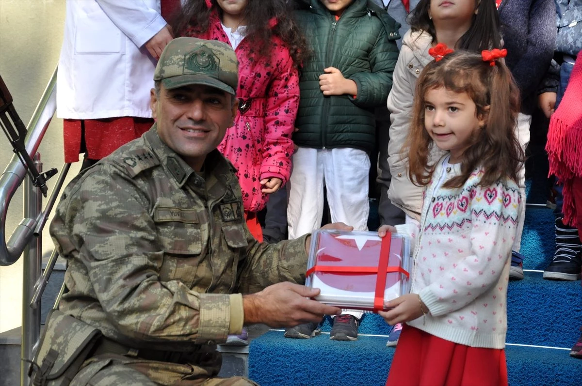 Şehit kızı kendisine emanet edilen Türk bayrağını komutana verdi