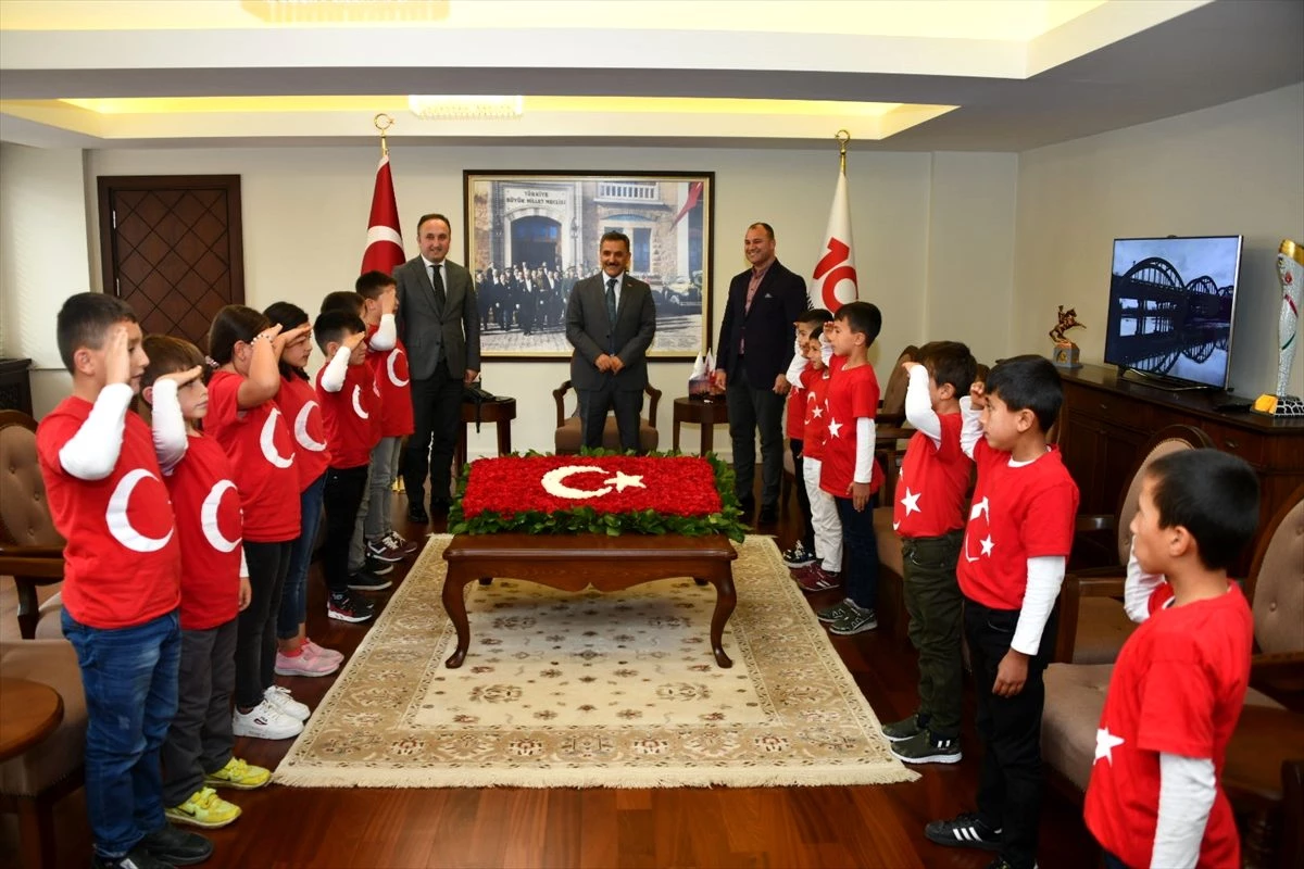 Vali Kaymak, Cumhurbaşkanı Erdoğan ile görüşen Vezirköprülü öğrencileri kabul etti