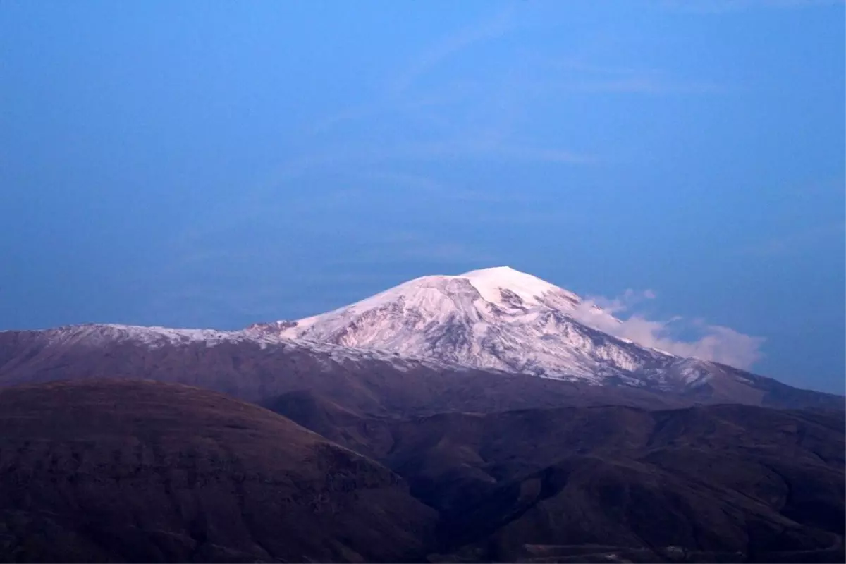 Ağrı Dağı\'na yılın ilk karı yağdı