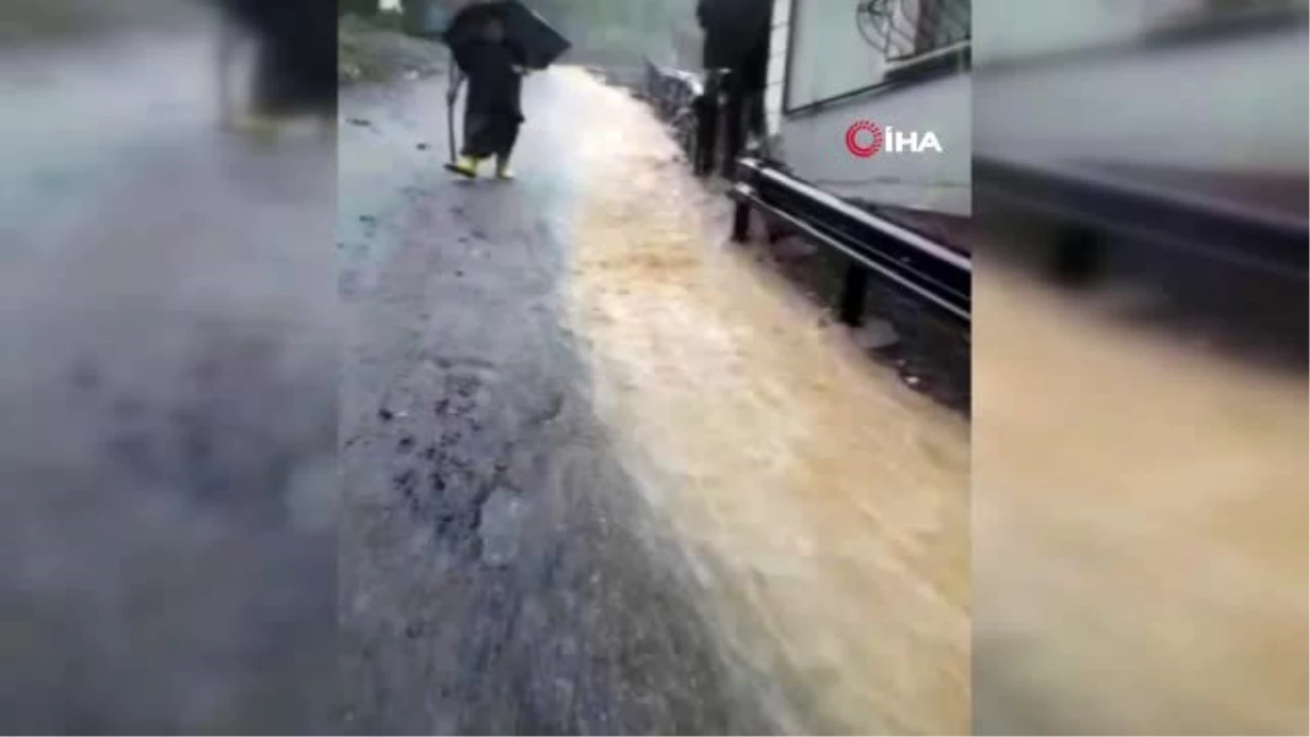 Beykoz\'da evlerin bahçeleri su ve çamurla kaplandı