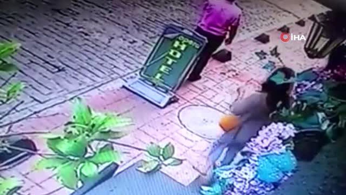 Beyoğlu\'nda yabancı uyruklu kadına kapkaç kamerada