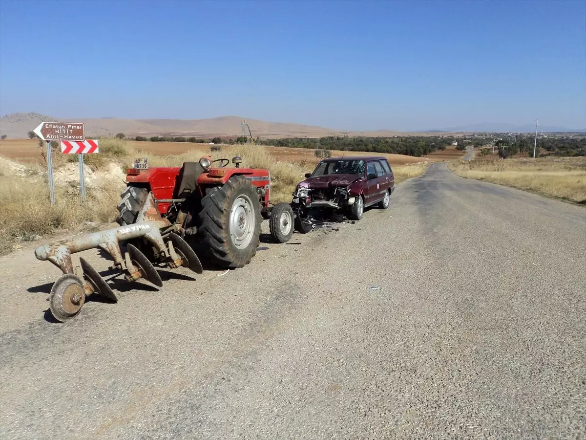 Beyşehir\'de traktörle otomobil çarpıştı: 2 yaralı