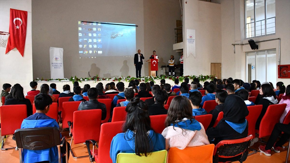 Doğubayazıt\'ta "Kızılay ve Kızılaycılık" semineri