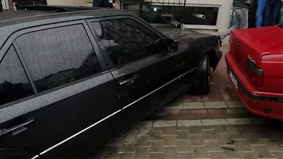 Esenyurt\'ta yabancı uyruklu sarhoş sürücü ortalığı karıştırdı