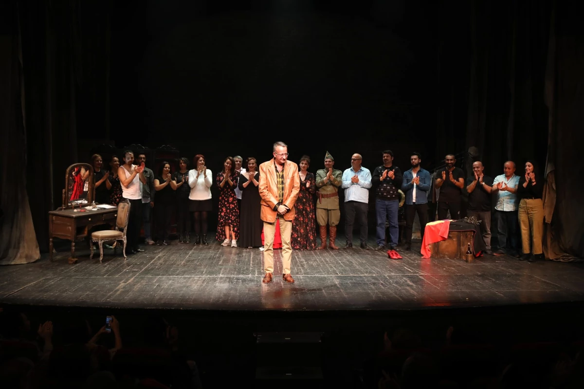 İBB Şehir Tiyatroları\'nın yeni oyunu "Ay, Carmela!" seyirciyle buluştu