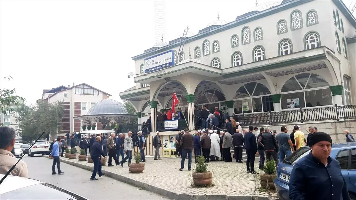 İstanbul\'da tartıştığı arkadaşı tarafından öldürülen taksici Kocaeli\'de defnedildi