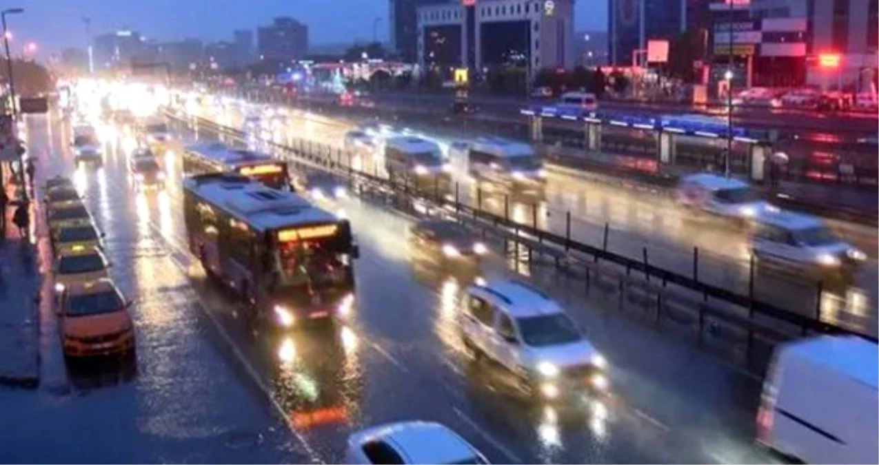 İstanbul\'da yağış sonrası trafik yoğunluğu yüzde 80 seviyesine ulaştı