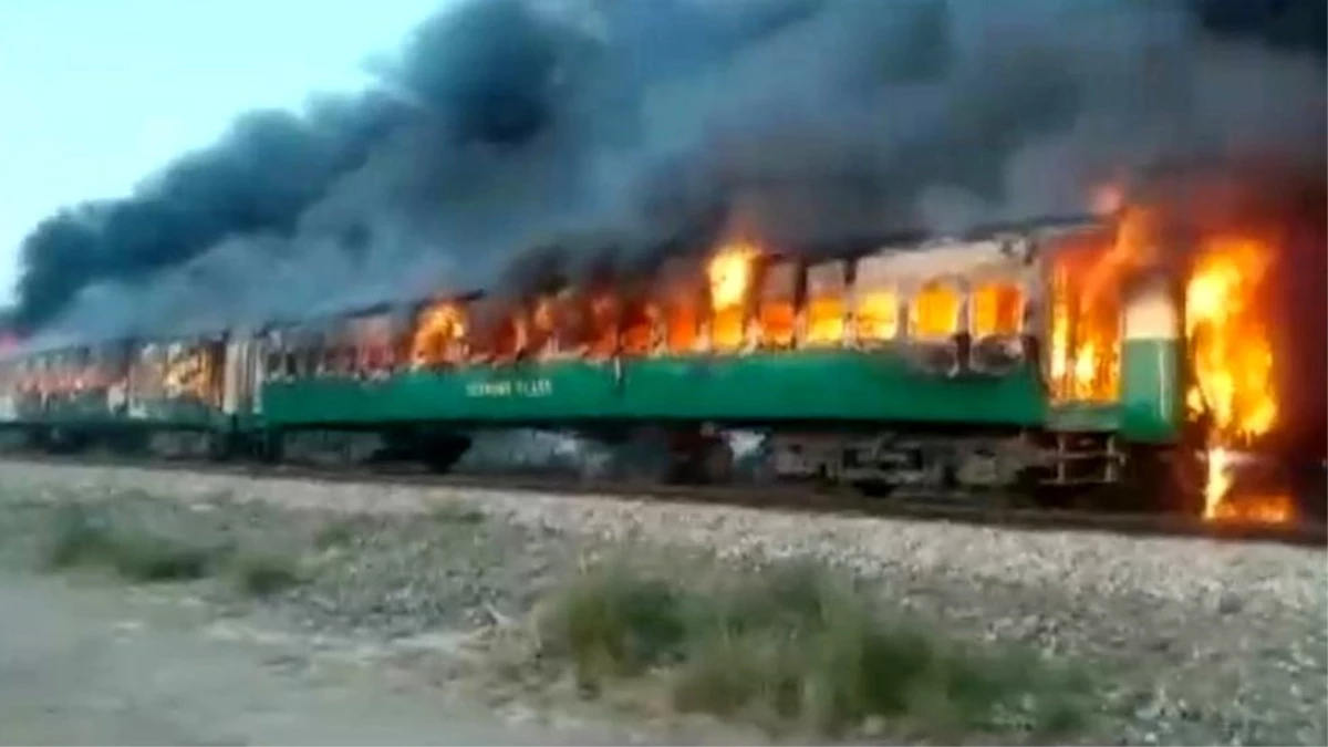 Pakistan\'da tren yangını: Trende yolcuların kullandığı tüpün patlaması sonucu en az 65 kişi öldü