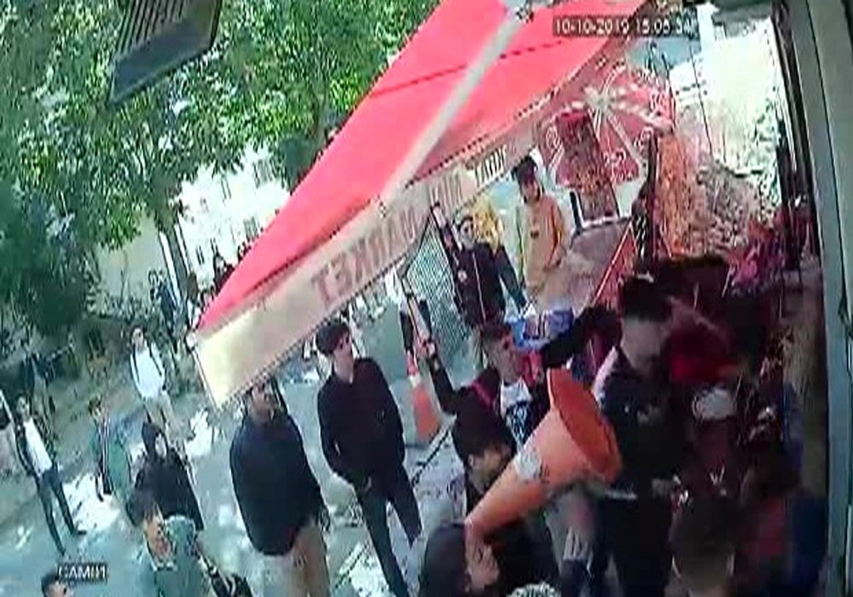 Sultangazi\'de öğrenciler \'taciz\' iddiasıyla markete saldırdı