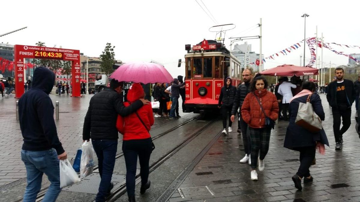 Taksim\'de yağmur etkili oluyor