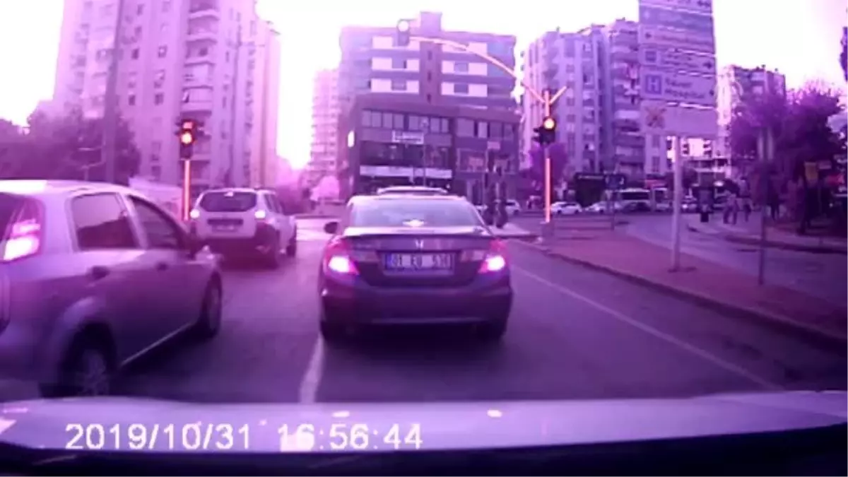 Trafikte yaşanan tartışma kameraya yansıdı