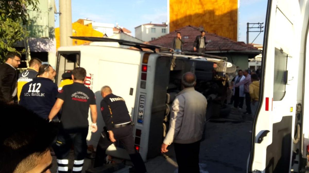 Uşak\'ta işçi servisi devrildi: Yaralılar var