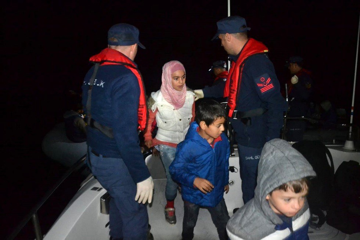 95 düzensiz göçmen Sahil Güvenlik uçağı sayesinde yakalandı