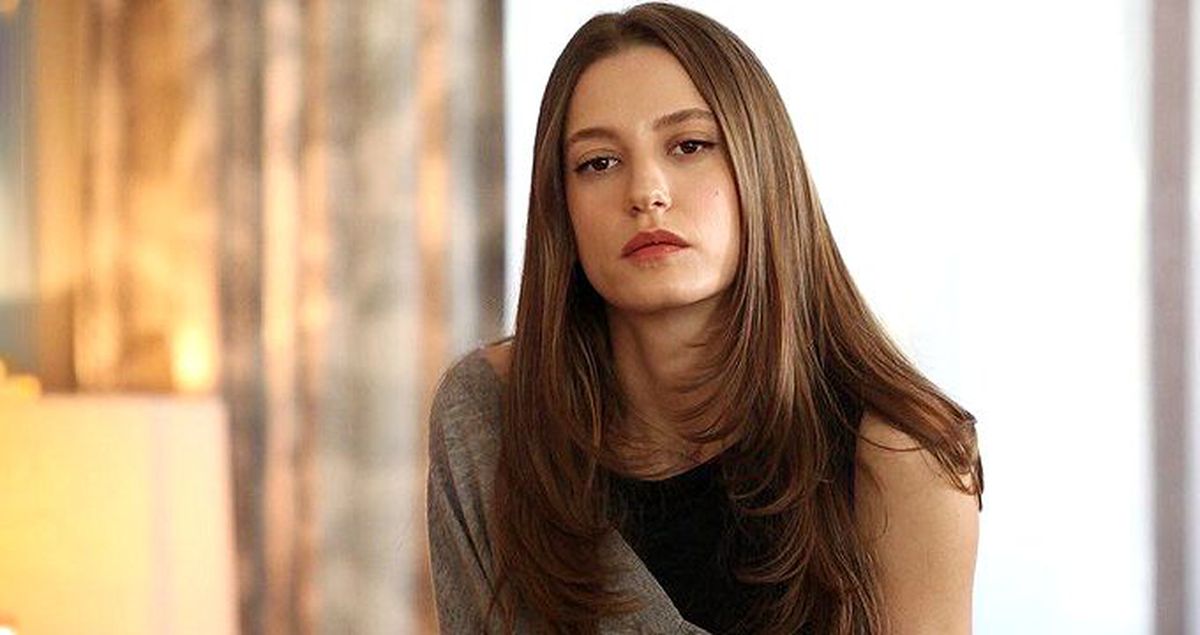 Alice Müzikali\'nin setinden fotoğraf paylaşan Serenay Sarıkaya, bacak dekoltesiyle mest etti