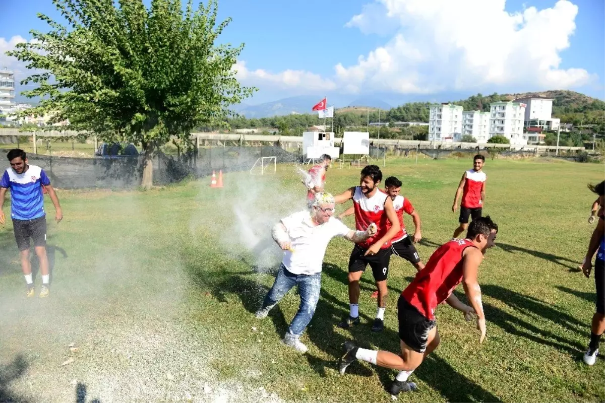 Amatör kulüp yöneticisi neye uğradığını şaşırdı, tepeden aşağı un ve yumurta içinde kaldı