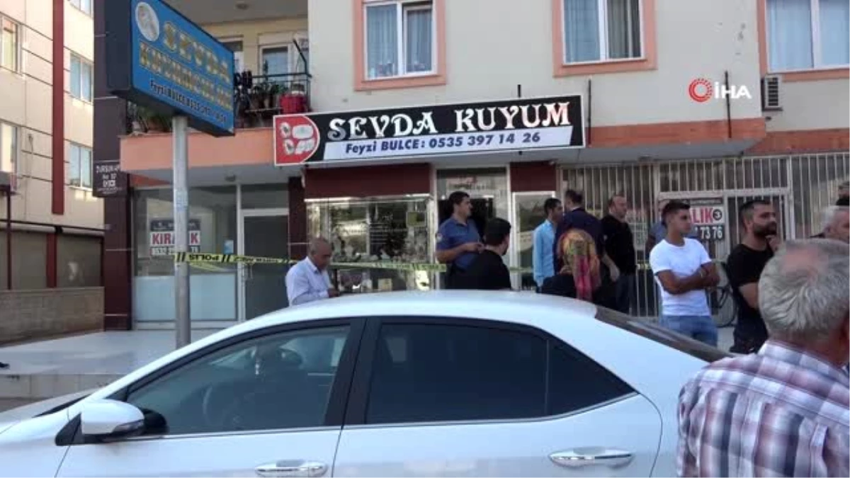 Antalya\'da çorapla kuyumcu soyan hırsız 3 kilo altınla yakalandı