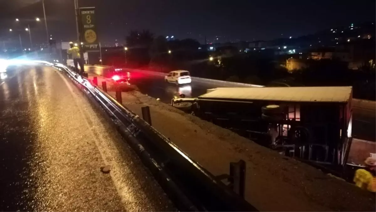 Bariyerleri aşan kamyon alt yola uçtu