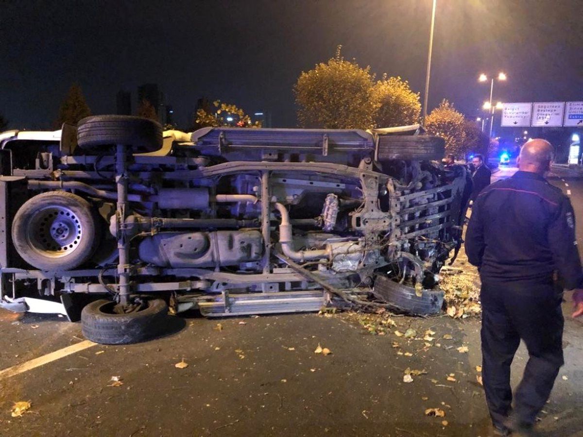Başkent\'te refüje çarpan araç karşı yola uçtu: 1 yaralı