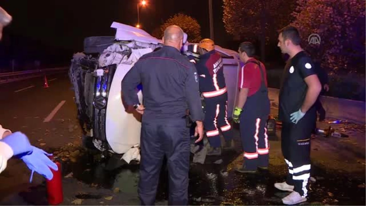 Başkentte refüje çarpan pikap devrildi