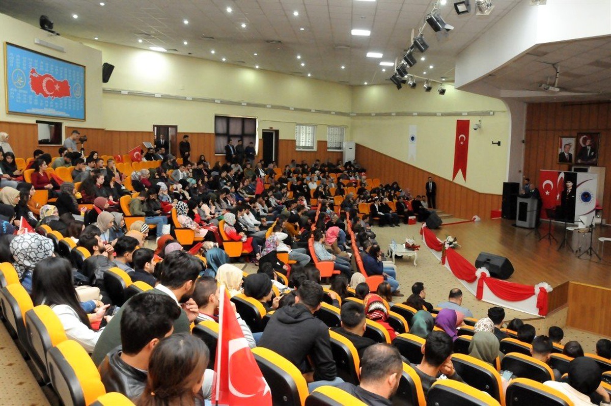 Batman\'da Cumhuriyet Değerlerine Bağlılık ve Atatürk\'ün İzinde konferansı