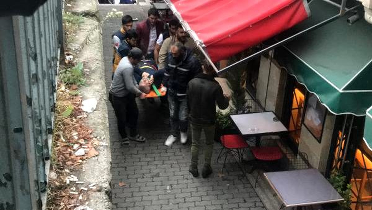 Beyoğlu\'nda anten tamiri için çıktığı çatıdan düşerek yaralandı